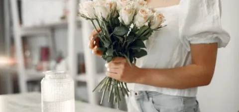 Как продлить жизнь букету: уход за цветами после покупки