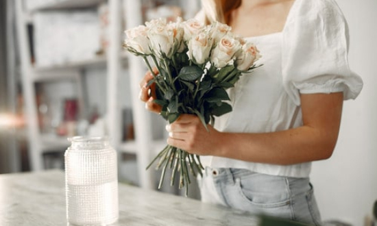 Как продлить жизнь букету: уход за цветами после покупки